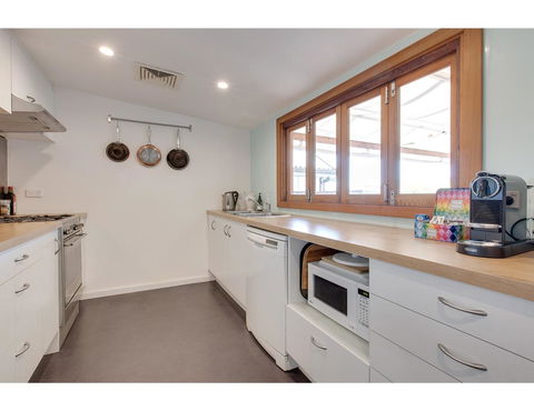 Spacious Cottage With Views, 10 Mins From The City - Cruises Travel 3