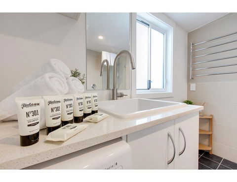 Spacious Cottage With Views, 10 Mins From The City - Cruises Travel 14