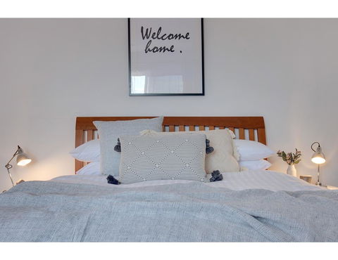 Spacious Cottage With Views, 10 Mins From The City - Cruises Travel 2