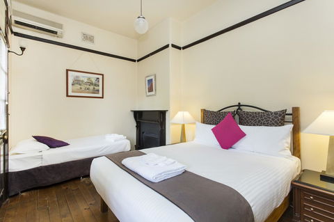Sydney Harbour Bed And Breakfast - Cruises Travel 13