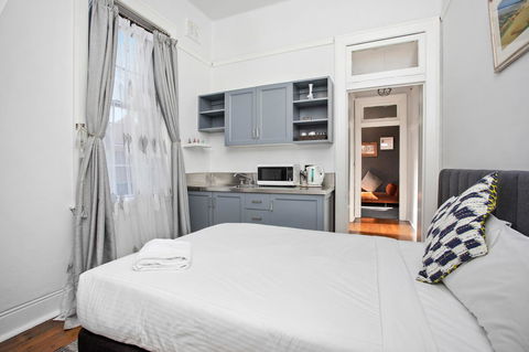 Sydney Harbour Bed And Breakfast - Cruises Travel 8