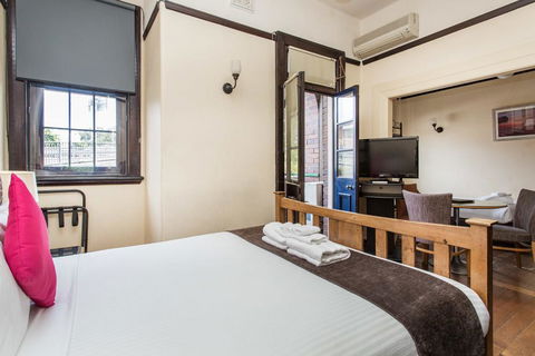 Sydney Harbour Bed And Breakfast - Cruises Travel 18
