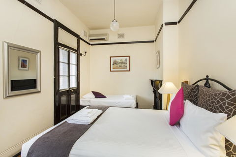 Sydney Harbour Bed And Breakfast - Cruises Travel 14