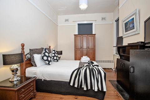 Sydney Harbour Bed And Breakfast - Cruises Travel 3