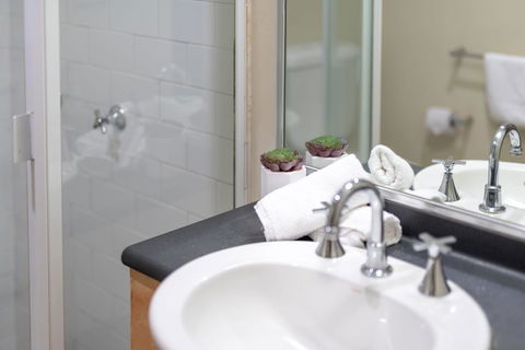 Classic 2 BR Apt In Pyrmont - Cruises Travel 20