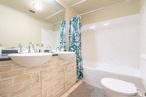 Classic 2 BR Apt In Pyrmont - Cruises Travel 18