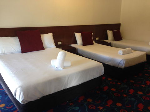 Fern Bay Motel - Cruises Travel 13