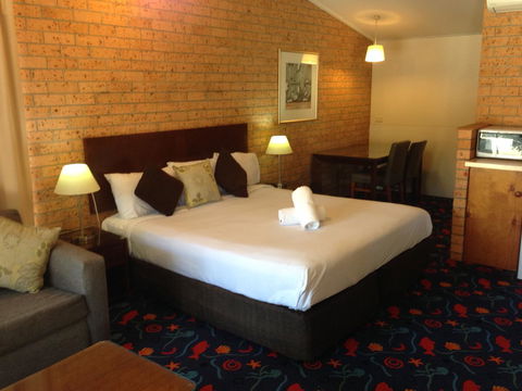 Fern Bay Motel - Cruises Travel 1