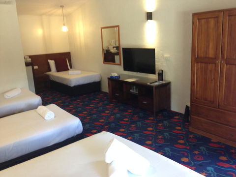 Fern Bay Motel - Cruises Travel 12