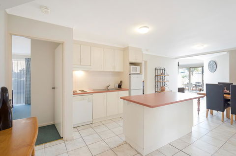 Black Dolphin Resort Motel & Apartments - Travel Search 5
