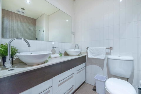 2 Bed House + Loft In Pyrmont - Cruises Travel 14