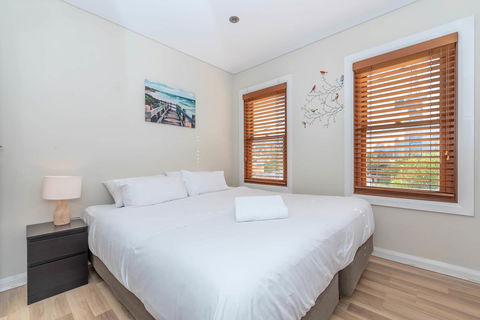 2 Bed House + Loft In Pyrmont - Cruises Travel 11
