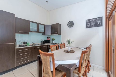 2 Bed House + Loft In Pyrmont - Cruises Travel 2