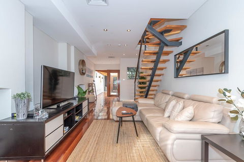2 Bed House + Loft In Pyrmont - Cruises Travel 0