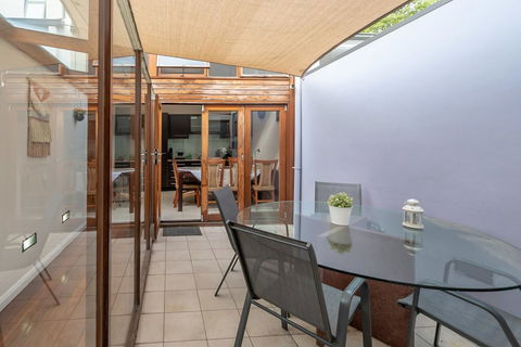 2 Bed House + Loft In Pyrmont - Cruises Travel 6