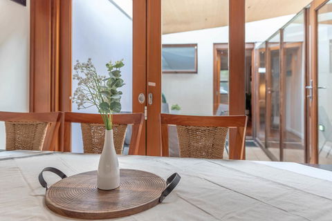2 Bed House + Loft In Pyrmont - Cruises Travel 3