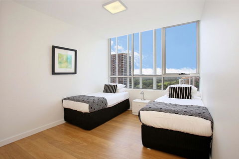 Gadigal Groove - Modern And Bright 3BR Executive Apartment In Zetland With Views - Travel Search 6