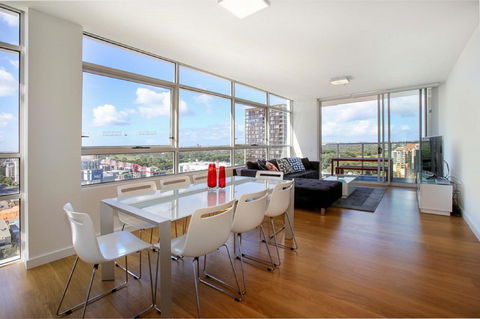 Gadigal Groove - Modern And Bright 3BR Executive Apartment In Zetland With Views - Travel Search 1