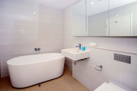 Gadigal Groove - Modern And Bright 3BR Executive Apartment In Zetland With Views - Travel Search 8