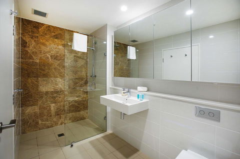 Gadigal Groove - Modern And Bright 3BR Executive Apartment In Zetland With Views - Travel Search 7