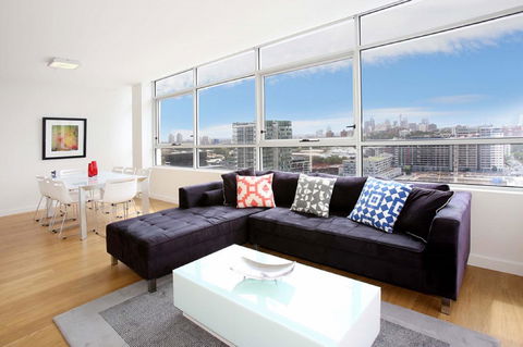 Gadigal Groove - Modern And Bright 3BR Executive Apartment In Zetland With Views - Travel Search 0
