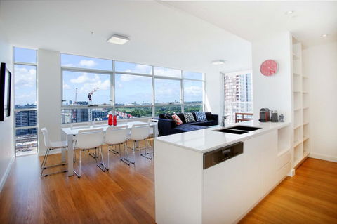 Gadigal Groove - Modern And Bright 3BR Executive Apartment In Zetland With Views - Travel Search 2