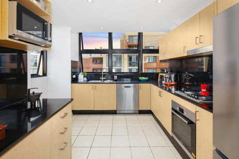Darling Harbour Penthouse Views+Jacuzzi - Cruises Travel 12