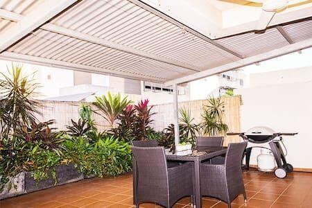 Central Studio, Darwin CBD Northern Territory - Cruises Travel 10