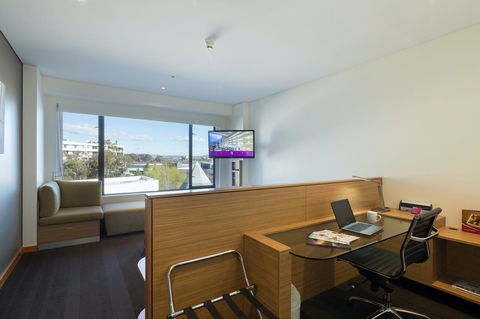 Crowne Plaza Canberra, An IHG Hotel - Cruises Travel 15