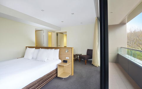 Crowne Plaza Canberra, An IHG Hotel - Cruises Travel 13