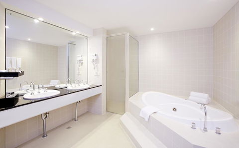 Crowne Plaza Canberra, An IHG Hotel - Cruises Travel 20