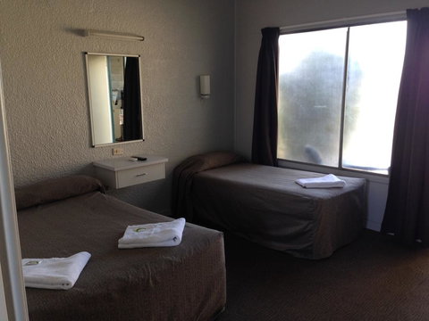 Boomerang Hotel - Tourism Guide 3