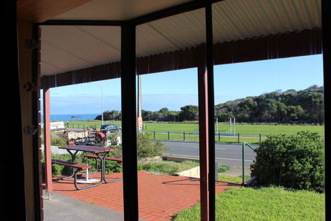 Bott's Beach Retreat - Travel Search 0