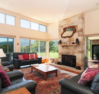 Bottlebrush Lodge - Great views and a pool - Cruises Travel