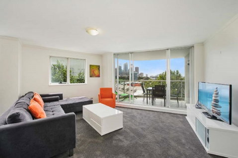Bridge And Sails - Views Of The Bridge And Opera House From This Executive 2BR Apartment In Darlinghurst - Tourism Guide 0