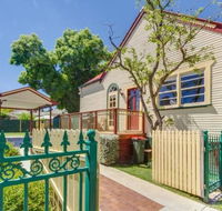 Bright 3-bedroom apartment - Central Armidale - Travel Agents