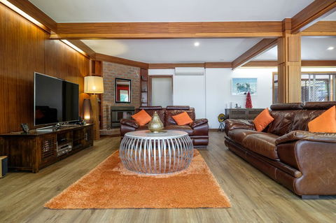 Brookfield Retreat - Large Holiday Home / Group Accommodation - Cruises Travel 2