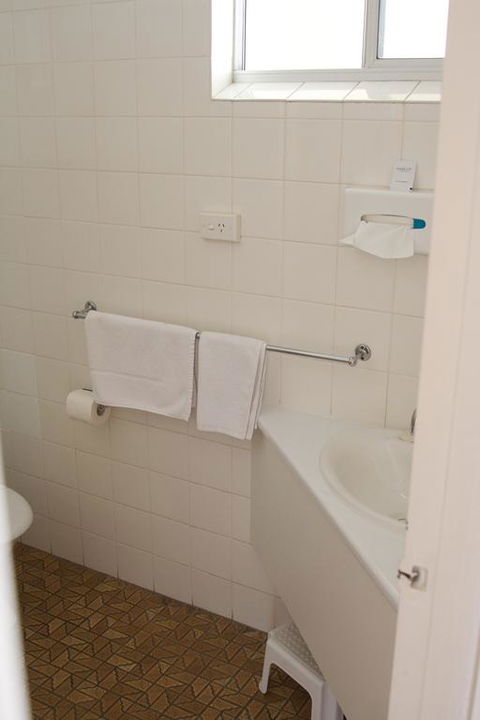 Buckaroo Motor Inn - Tourism Guide 3