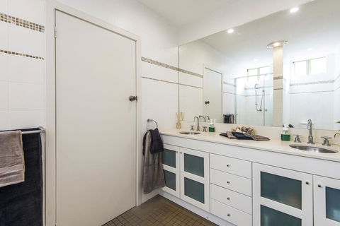 Bungan Beach House - Heated Indoor Pool - Travel Search 3