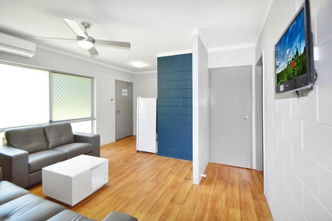 Cairns Adventure Lodge - Cook Your Own Meals In Your Private Kitchen Includes Dishwasher Washing Machine - Travel Search 2