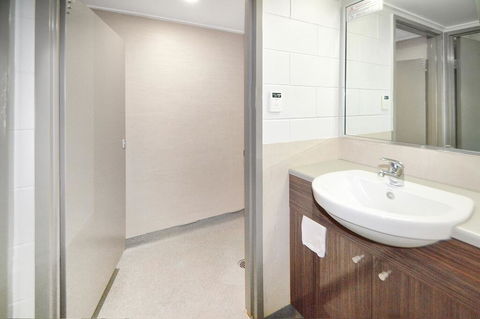 Cairns Adventure Lodge - Cook Your Own Meals In Your Private Kitchen Includes Dishwasher Washing Machine - Travel Search 3