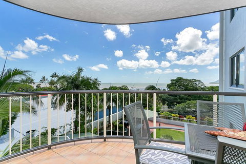 Cairns Esplanade Apartment - Travel Agents 3