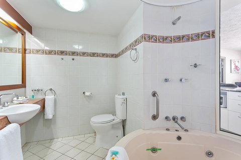 Cairns Esplanade Apartment - Travel Agents 1