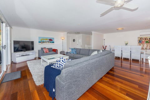 Canomii Close 24 - Nelson Bay - Cruises Travel 2