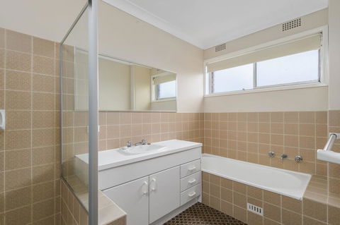 Capri Unit 9, 6 Gordon Street - Travel Agents 1