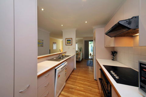 Carindale, Unit 24, 19 - 23 Dowling Street - Cruises Travel 3