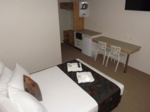 Castle Crest Motel - Cruises Travel 3