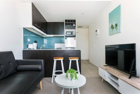 Central And Modern Apartment In Melbourne CBD - Tourism Guide 1