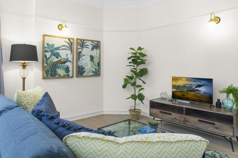 Central Apartment With Spacious Living And Dining - Tourism Guide 2