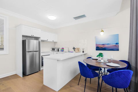 Central Apartment With Spacious Living And Dining - Tourism Guide 3